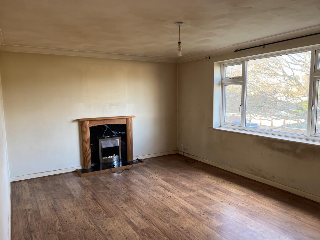 Lot: 84 - TWO-BEDROOM FLAT WITH GARAGE - Living Room